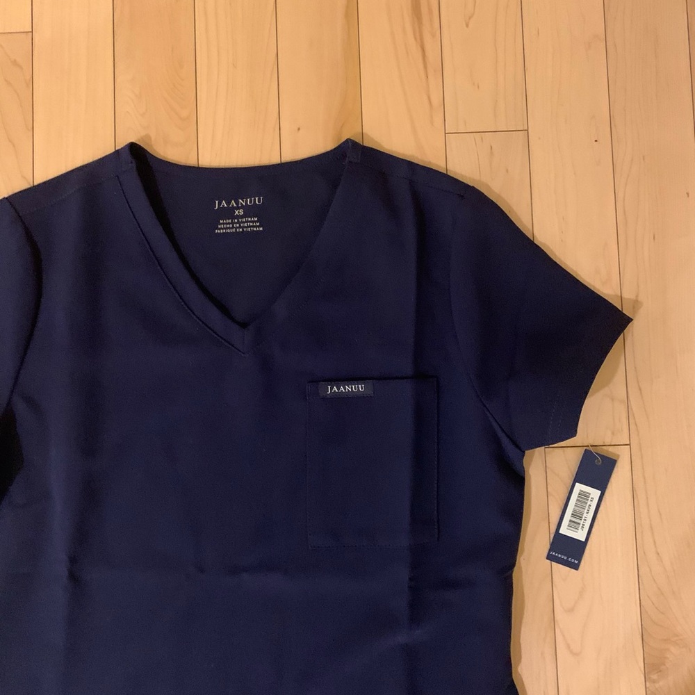 NWT Jaanuu 3 Pocket Navy Scrub Top XS